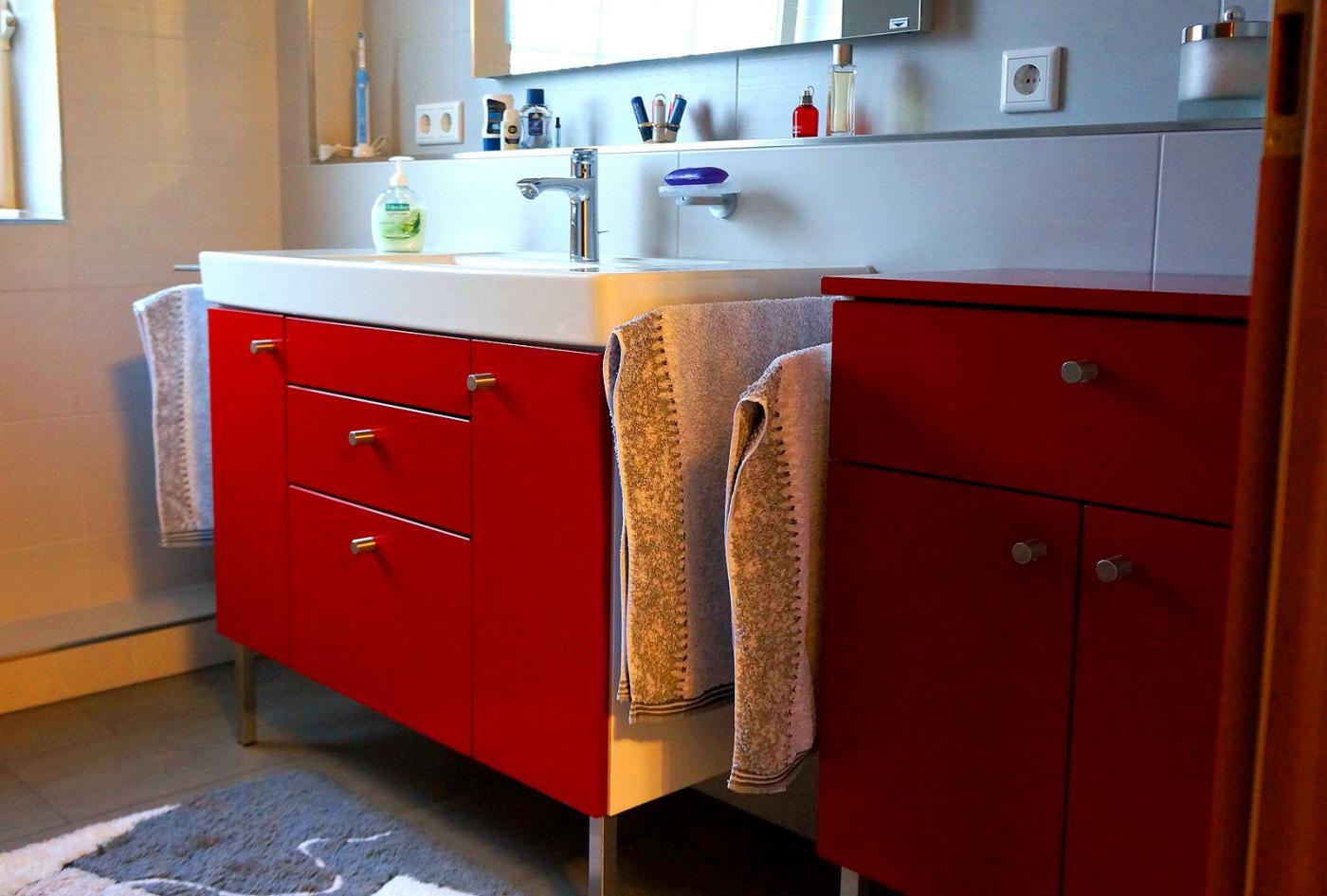 Waschtisch (Waschbecken-Untergestell) und Kommode