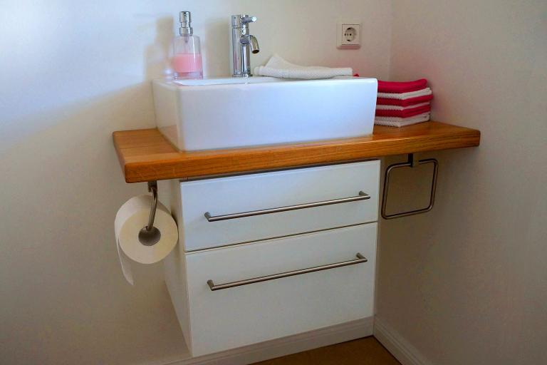 Hängender Waschtisch mit Halter für Toilettenpapier-Rolle