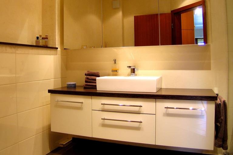 Waschtisch hängend mit weißer Front und dunkler Platte