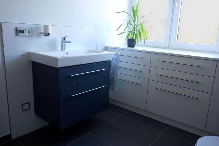 Hängender Waschtisch in blau und weiße Bad-Kommode mit Ablage