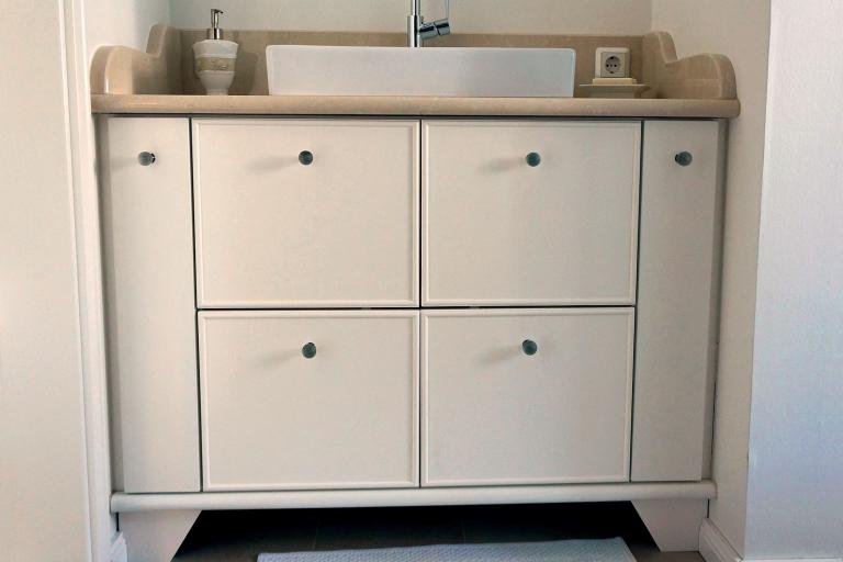 Weißer Waschtisch in der Nische mit heller Front und hellem Deckel