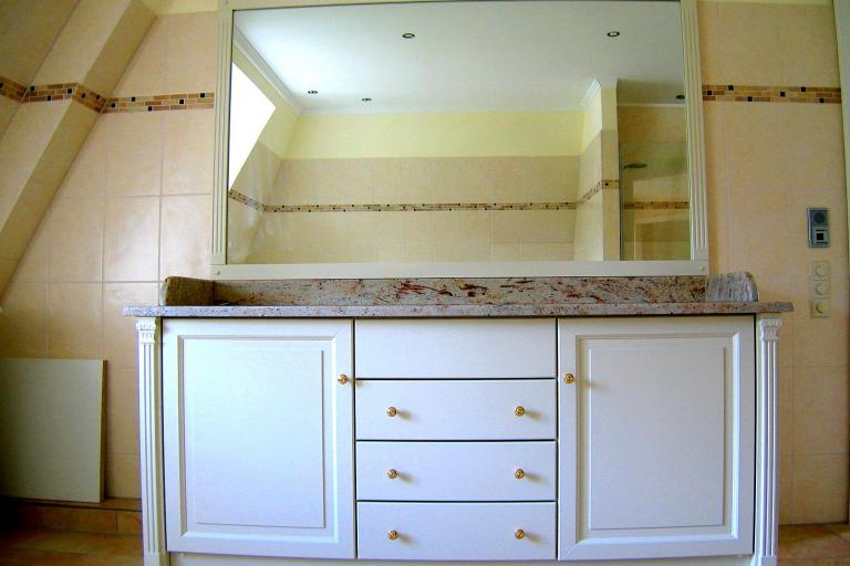 Wickelkommode mit weißer Front, Schubladen und Steinplatte sowie Spiegel