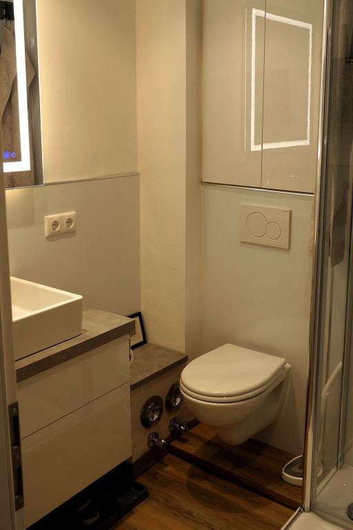 Hängender Waschtisch mit aufgesetzem Waschbecken