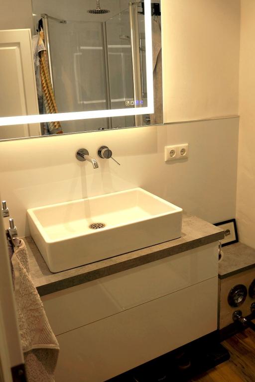 Hängender Waschtisch mit aufgesetzem Waschbecken