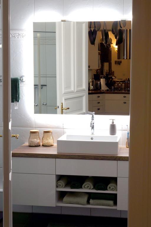 Waschtisch mit weißer Front, Schubladen, Fächern, Holzplatte. aufgesetztem Waschbecken