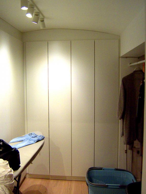 Griffloser Schrank mit Garderobe (Hauswirtschaftsraum)