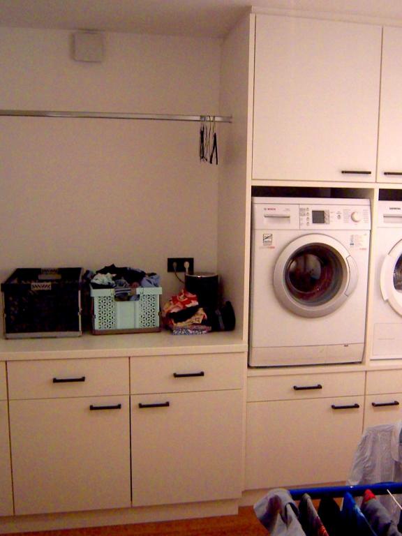 Schrankzeile mit Ablagen und Gerätenischen (Hauswirtschaftsraum)