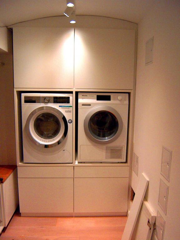 Griffloser Schrank mit Schubladen und Gerätenischen (Hauswirtschaftsraum)