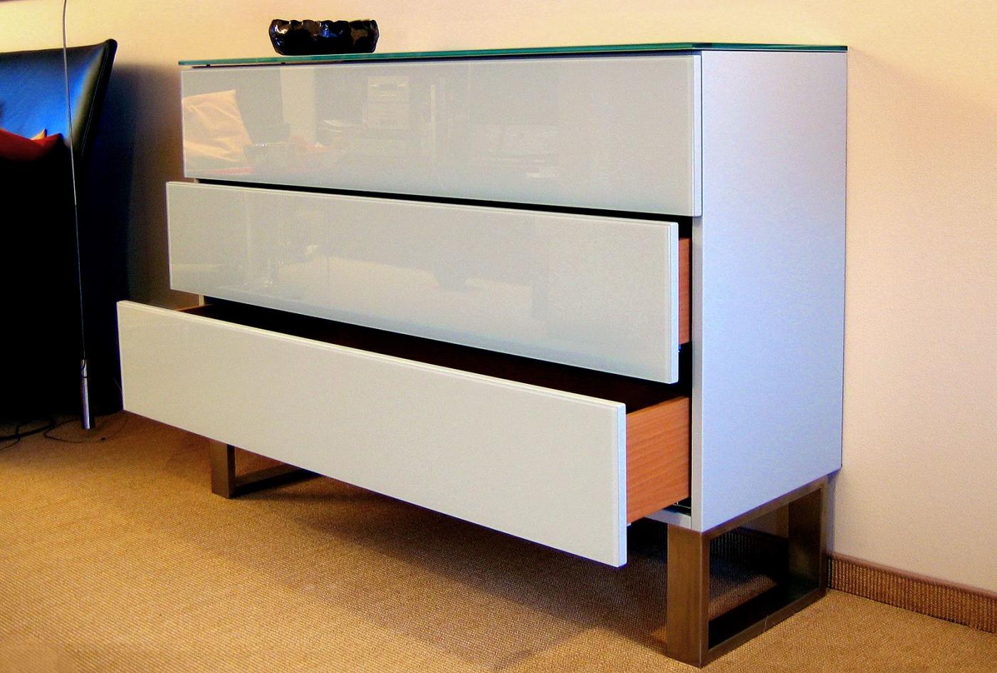 Kommode mit 3 Schubladen, Glasfronten und Metallfüßen