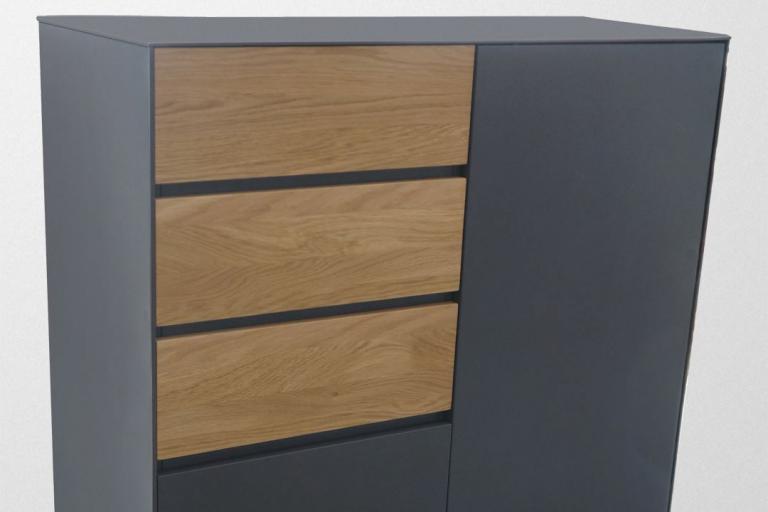 Graue Kommode mit drei Schubladen in Naturholz-Optik