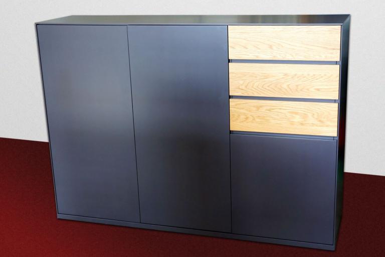 Graues Sideboar mit drei Schubladen in Naturholz-Optik