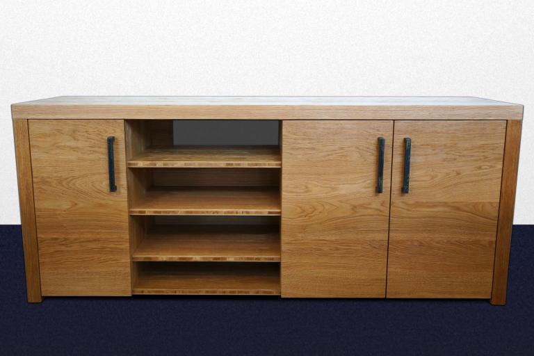 Sideboard aus massivem Holz mit drei Türen und vier breiten Fächern