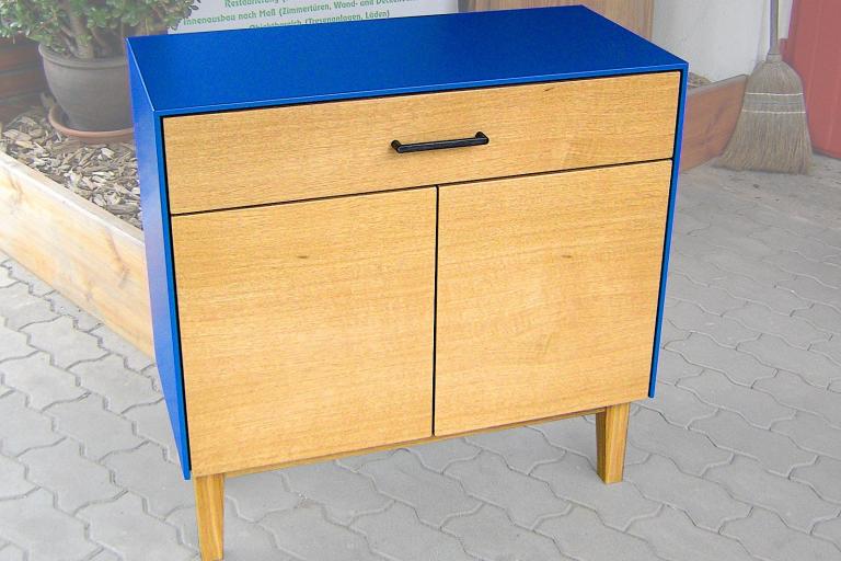 Blaue Konsole mit Naturholz-Schublade und Türen