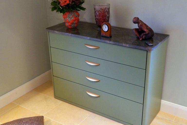 Grüne Kommode mit vier Schubladen und Steinplatte