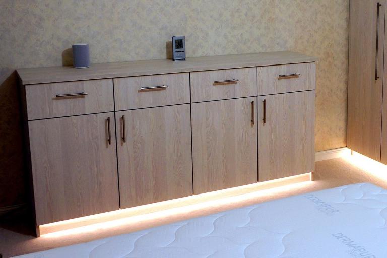 Schlafzimmer-Kommode aus Naturholz mit LED-Beleuchtung