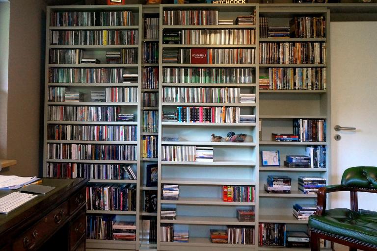 Platzsparendes Bücherregal mit Schieberegalen