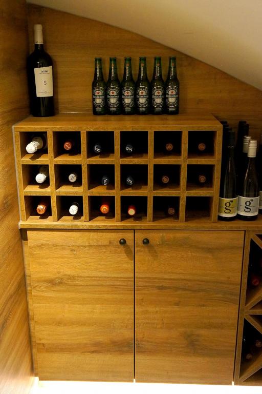 Echtholz-Weinregal mit Fächern, Türen und Wandverkleidung