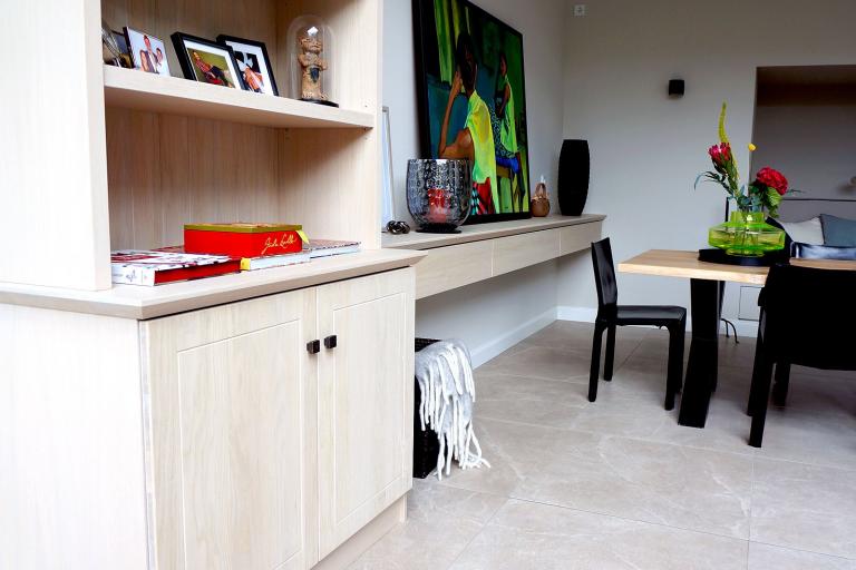 Regal und hängendes Lowboard aus Echtholz