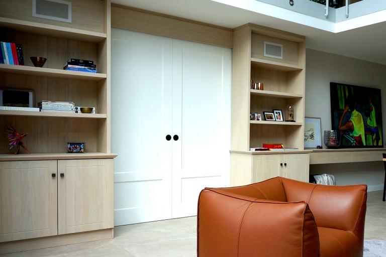 Echtholz-Regal mit weißer Schiebetür