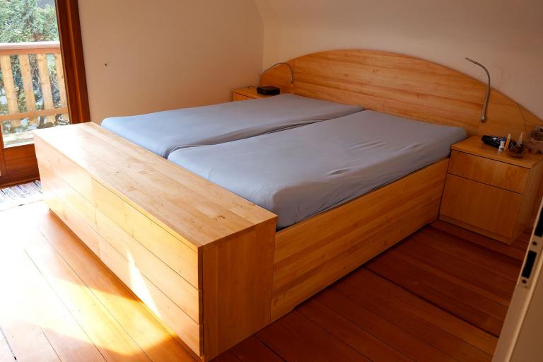 Doppelbett aus Eiche mit Nachtkommoden, Stauraum am Fußende und Parkettfußboden