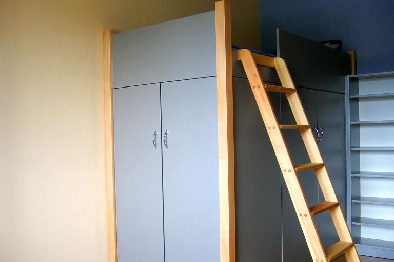 Hochbett im Kinderzimmer mit integriertem Schrank und Regal