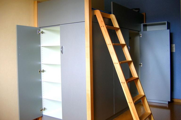 Hochbett im Kinderzimmer mit integriertem Schrank und Regal