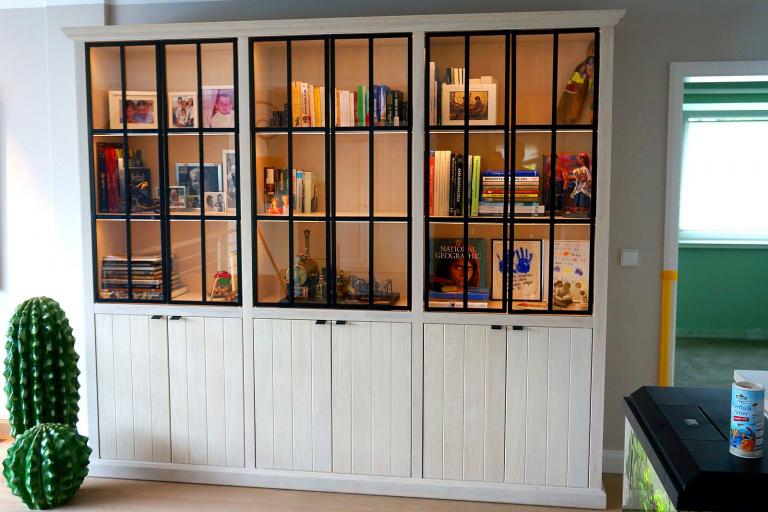 Dreiteiliger Bücherschrank in weiß mit schwarzen Akzenten und Fenstern