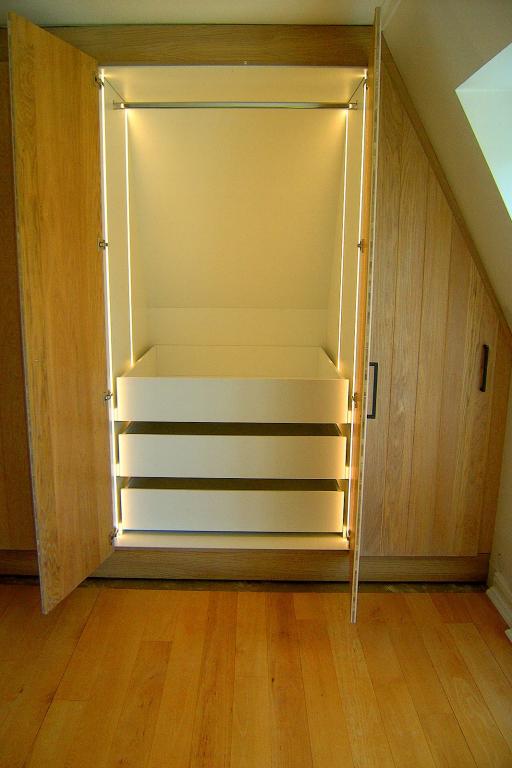 Kleiderschrank mit Innenbeleuchtung