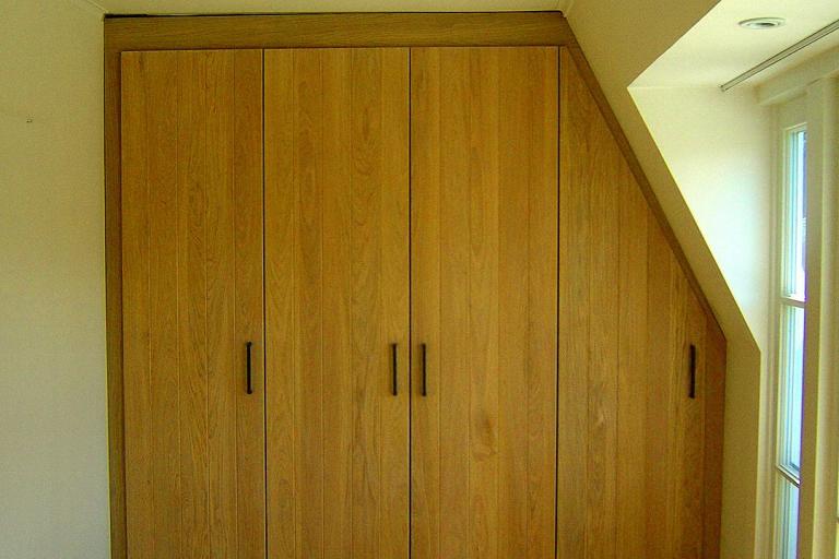 Kleiderschrank unter einer Dachschräge