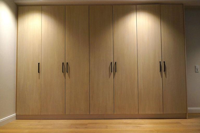 Beleuchteter Kleiderschrank