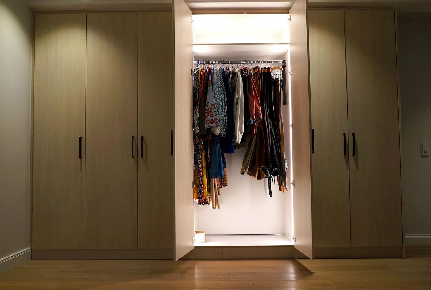 Kleiderschrank mit Innenbeleuchtung