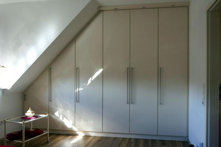 Kleiderschrank unter Dachschräge mit optimaler Raumnutzung