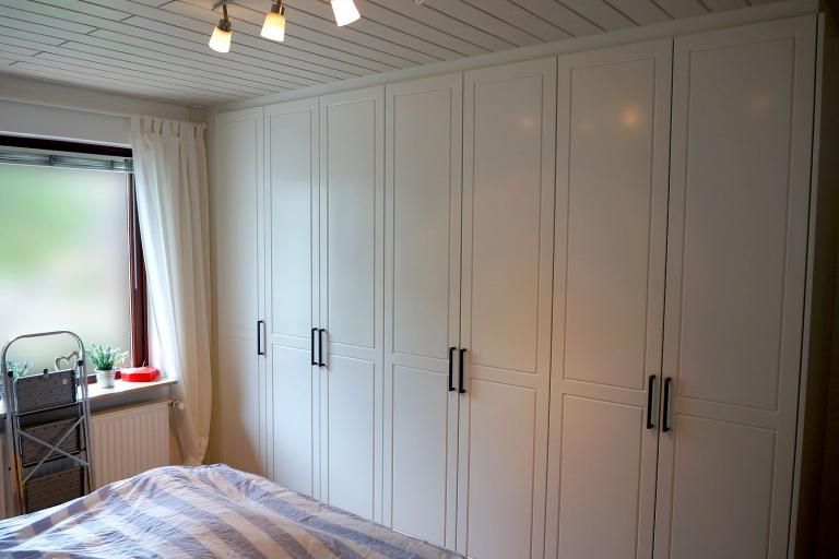 Kleiderschrank in weißem Lack