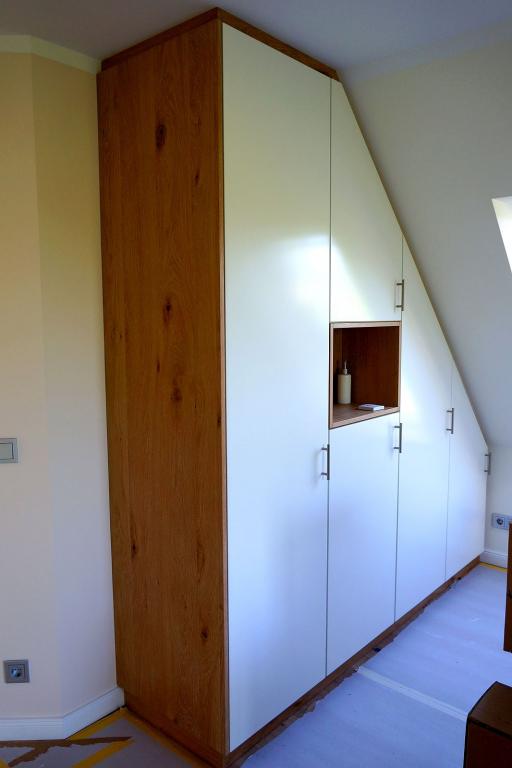 Schrank unter Dachschräge mit Holzkorpus und weißen Fronten
