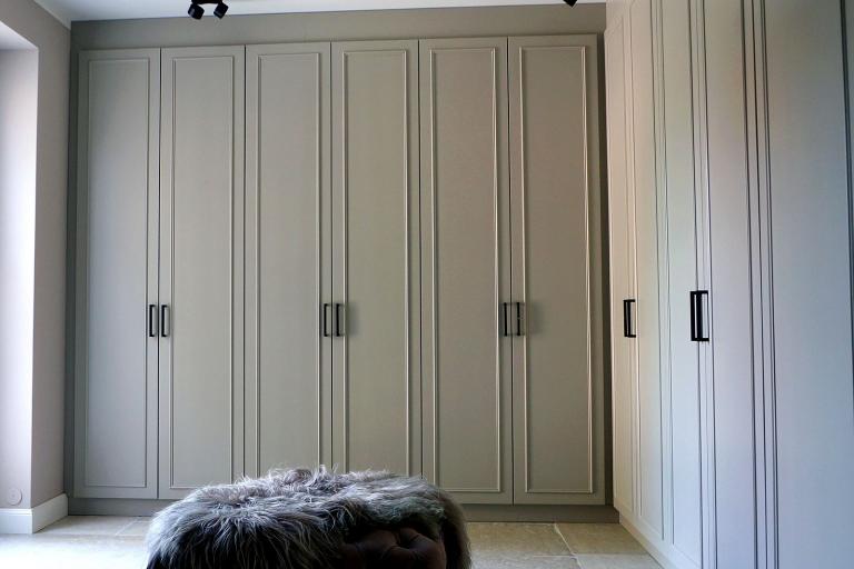 Deckenhoher Kleiderschrank über Eck