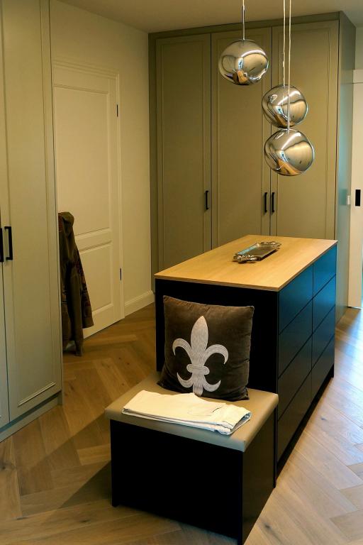 Ankleidezimmer mit Kleiderschränken und freistehender Schubladen-Konsole