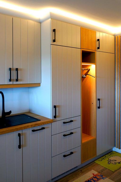 Garderobenschrank mit grauer Front