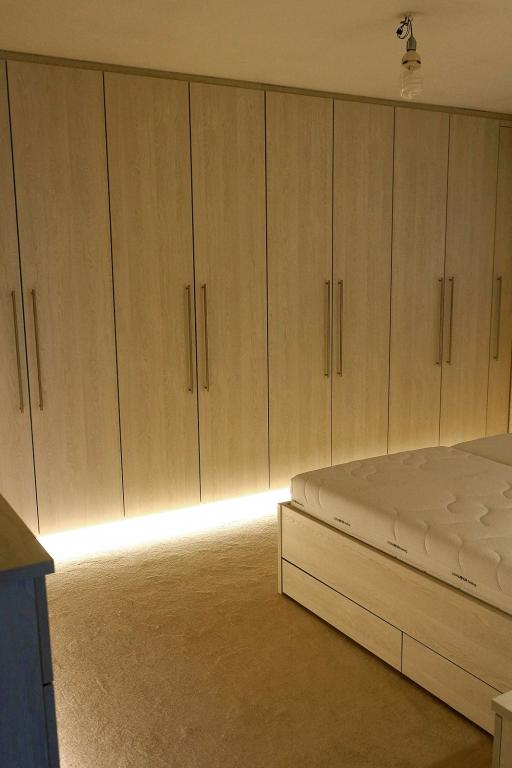 Deckenhoher Kleiderschrank mit LED-Beleuchtung