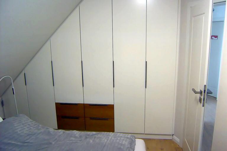 Dachschrägen-Kleiderschrank in weiß mit Sockenschubladen in natur