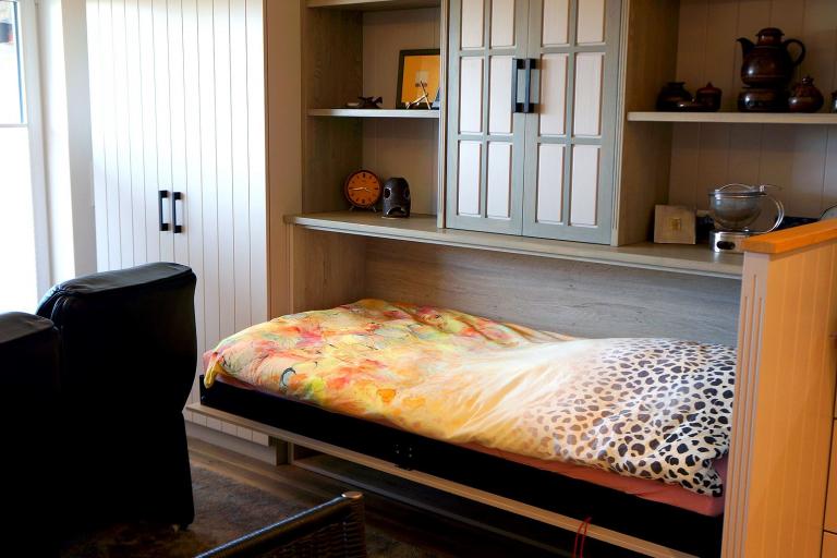 Schrank mit Regal und ausklappbarem Gästebett