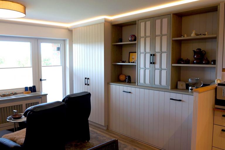 Multifunkionsschränke mit Regalböden und verstecktem Gästebett