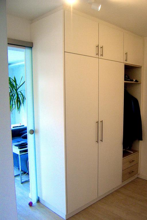 Garderobenschrank mit weißem Korpus