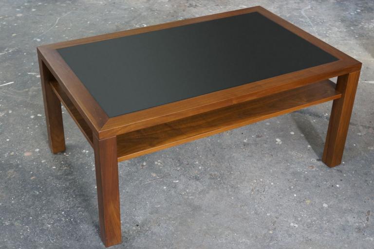 Klar lackierter Couchtisch