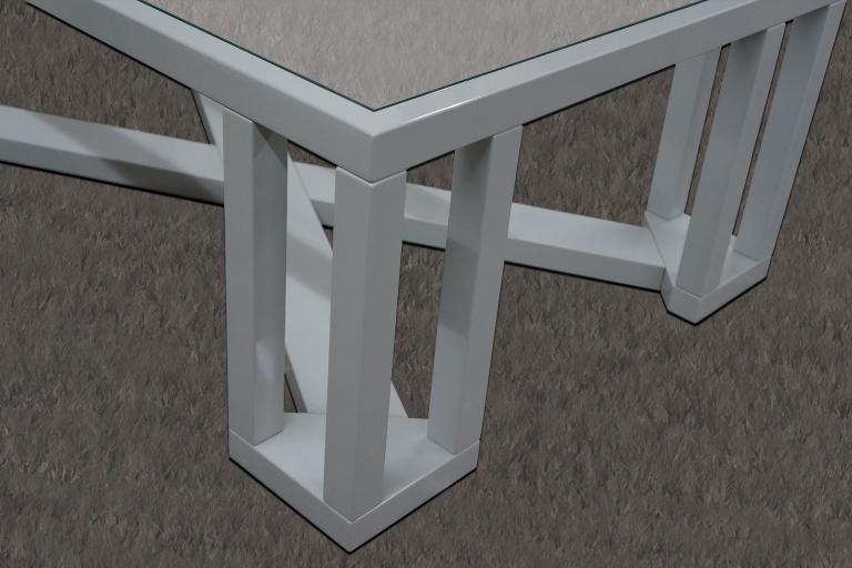 Glastisch mit grau lackiertem Holz-Untergestell