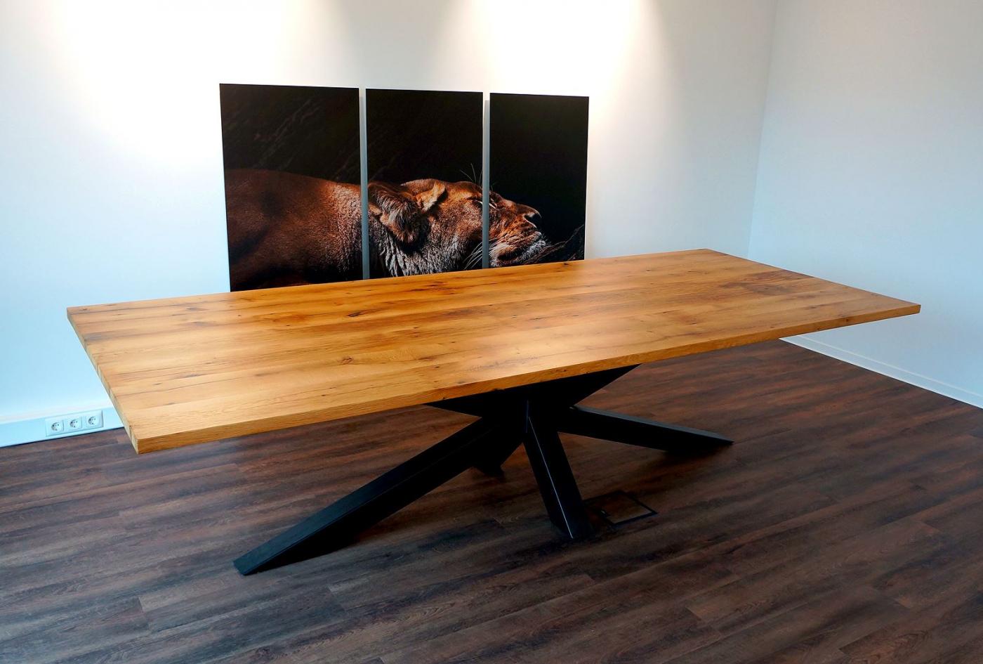 Großer Tisch mit lackierter Platte und stylischem Metallgestell