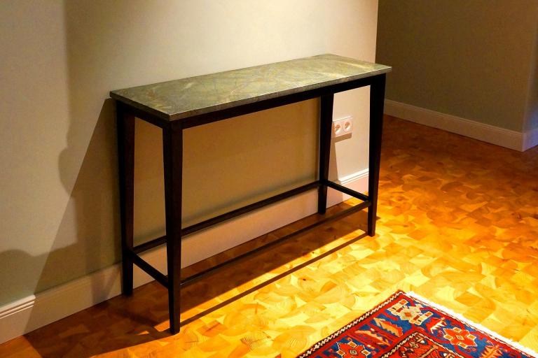 Kontolentisch mit Marmorplatte als Ablage für den Flur