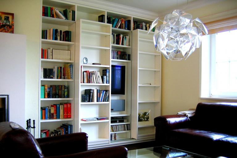 Wohnwand mit Schieberegalen zum Verdecken des Fernsehers