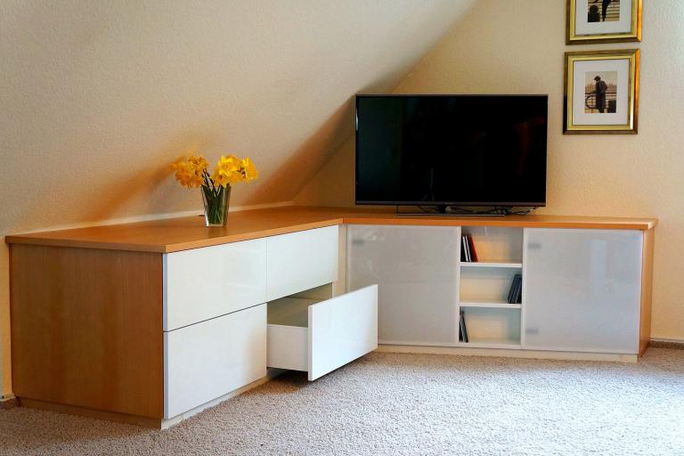 TV-Kommode mit weißen Schubfächern und Glastüren für optimale Raumausnutzung