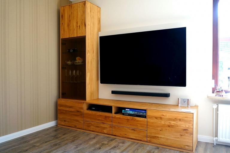 Wohnwand mit Lowboard und Schrank aus geöltem Holz