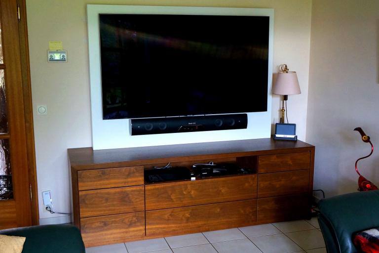 Lowboard aus dunklem Holz mit Schubfächern